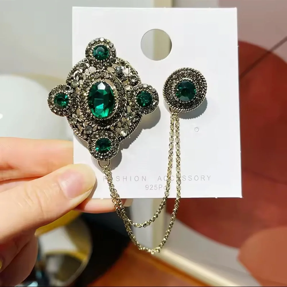 Vintage Emerald Brooch Pin with Chain โ Elegant Green Crystal Statement Jewelry - Picture 2 of 7